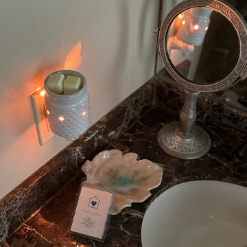 Candle Warmers Pluggable White Hobnail Frangrance Warmer w/   Melts